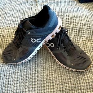 Women’s Oncloud size 10